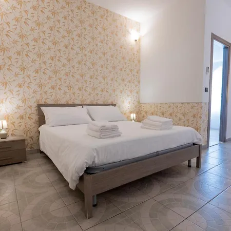 Seta Oda ve Kahvaltı Giardini Naxos